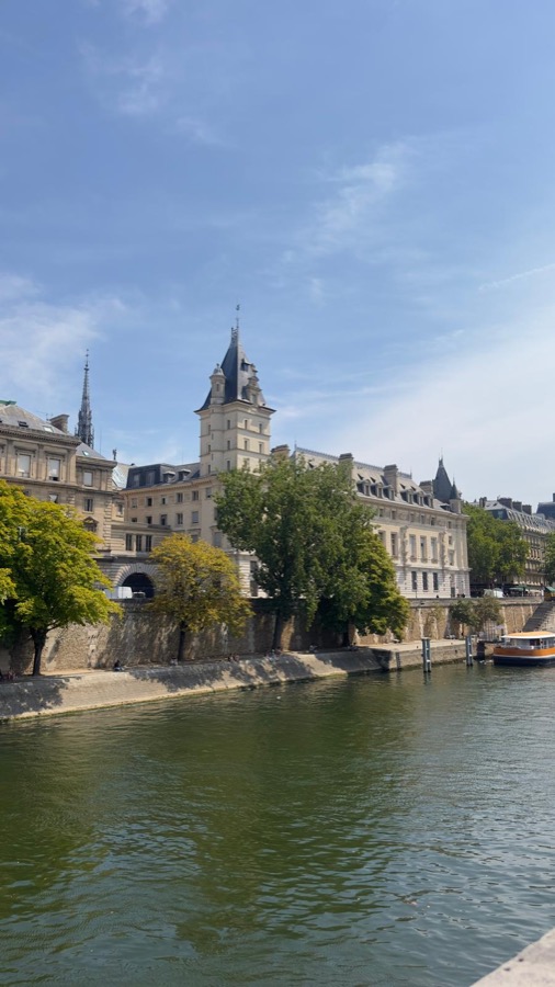 The Seine quays on a clear afternoon.